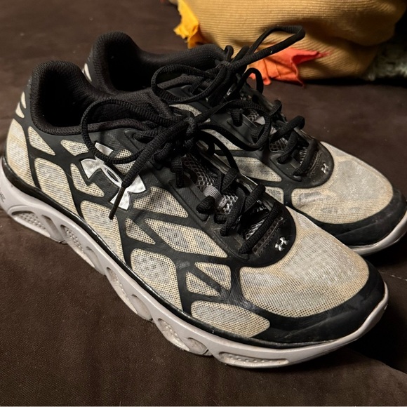 Under Armour Black and Gray  Spine Running Shoes - Mens Sz 8.5 - Picture 2 of 6